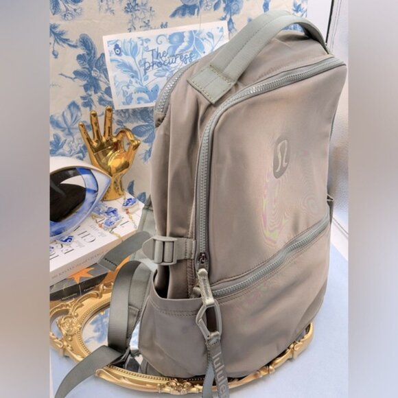 🆕 lululemon athletica 🧿 NWOT New Crew Backpack, Bay Leaf (Olive Green) - 22L - Picture 2 of 12